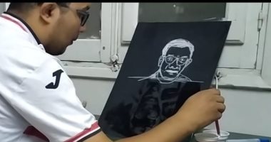 بالشاى وأعواد الكبريت.. "أحمد" من المنوفية يحترف الرسم بجانب عمله كصيدلى.. فيديو