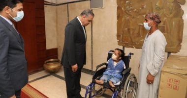 محافظ سوهاج يوجه بتوفير مطالب طفله من ذوى الإعاقة.. صور