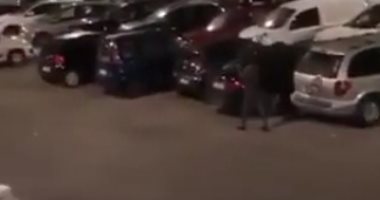الشرطة الإيطالية تعتقل مصريا لتحطيمه 56 سيارة فى روما دون أسباب.. فيديو