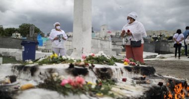 صور.. العشرات يحتفلون بيوم الموتى فى مقابر البرازيل 