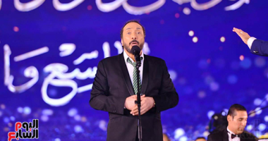 علي الحجار يبدأ حفله بمهرجان الموسيقى العربية بأغنية "على قد ما حبينا"