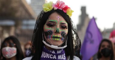 جميلات المكسيك يحتفلن بعيد الموتى بالورود والكمامات ورسومات الوجه.. ألبوم صور