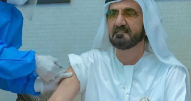 حاكم دبى يتلقى جرعة لقاح فيروس كورونا.. "صورة"