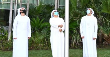 أنور قرقاش يرفع العلم الإماراتى على مقر الخارجية: لحظة إجلال تعزز هويتنا