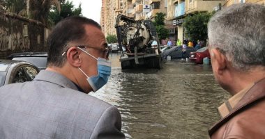انقطاع المياه والكهرباء عن شرق الإسكندرية بسبب كسر مفاجئ فى ماسورة.. صور