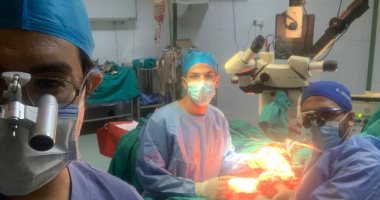 فريق طبى بجامعة أسيوط ينجح فى إجراء جراحة معقدة لتوصيل ذراع مبتورة لطالبة