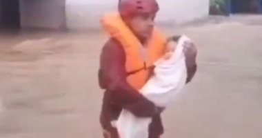 رجل إطفاء ينقذ طفلا رضيعا من فيضانات إعصار إيتا فى هندوراس.. فيديو