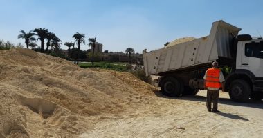 محافظ بنى سويف يتابع إصلاح طريق قرية الفقيرة لتضرره من مياه الأمطار