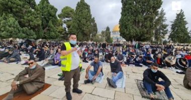 آلاف الفلسطينيين يؤدون صلاة الجمعة فى المسجد الأقصى