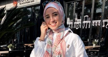 "رنا" مصرية بريطانية تركت الإدارة لتتفرغ للموضة واختيرت أفضل مدونة فى 2020