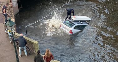 هولندى يلجأ لحيلة غريبة لإنقاذ نفسه من الموت بعد حادث غرق سيارته.. صور