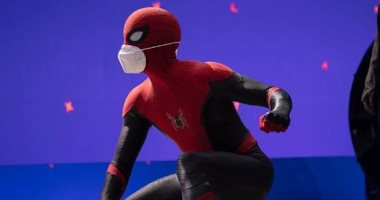 توم هولاند يشارك جمهوره أول صورة من موقع تصوير فيلم "Spider-Man 3": ارتدوا الكمامة