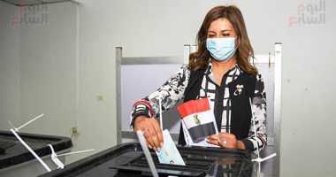 وزيرة الهجرة تدلى بصوتها فى الانتخابات مرتدية الكمامة وتحمل علم مصر