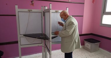 والد أول شهيد بعد ثورة 30 يونيو يدلى بصوته بانتخابات النواب بالعاشر من رمضان