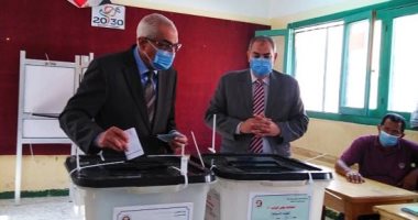 رئيس جامعة المنصورة يدلى بصوته بمقر لجنته في انتخابات مجلس النواب