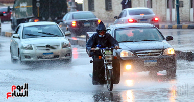 غرف عمليات لمتابعة حركة السيارات تحسبا للأمطار والشبورة على الطرق