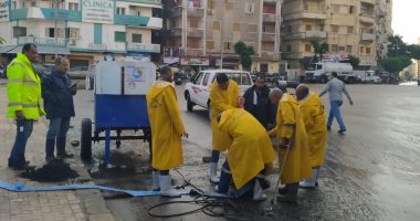 شفط تراكمات المياه من شوارع الإسكندرية بعد هطول أمطار رعدية فجرا.. صور