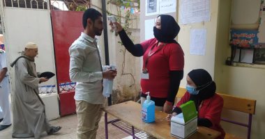 أمن القاهرة يطبق الإجراءات الاحترازية قبل تصويت الناخبين باللجان.. صور