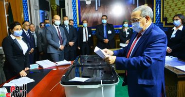 وزير الإنتاج الحربى يدلى بصوته بانتخابات النواب بمصر الجديدة 
