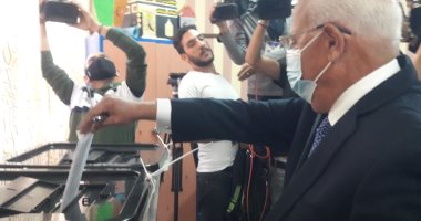 محافظ بورسعيد يدلى بصوته فى انتخابات مجلس النواب.. صور  