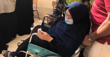 "منيرة" سيدة بالعريش لم تمنعها إعاقتها من المشاركة فى انتخابات النواب.. صور