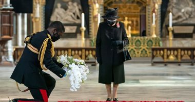 الملكة اليزابيث أنيقة فى إطلالة بالأسود وتضع الزهور على قبر الجندى المجهول 