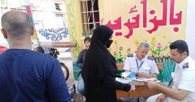 الشرطة توزع كمامات على الناخبين فى لجان كفر البطيخ بدمياط.. صور