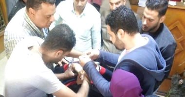 سيارة ملاكى تصدم مرشحا لمجلس النواب بالمحلة ونقله للمستشفى.. صور