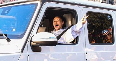 كارا سانتانا تحتفل بفوز جو بايدن داخل سيارتها في ويست هوليود.. صور
