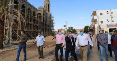 محافظ الوادى الجديد يتفقد أعمال الإنشاءات بالمجمع الإسلامى بمدينة موط بالداخلة 