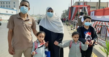 مواطن يصطحب زوجته وطفليه بالإعلام أثناء التصويت بالشرقية: نزلنا علشان مصر