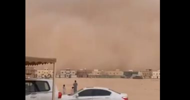 عاصفة ترابية وسقوط أمطار فى حفر الباطن بالسعودية.. فيديو وصور