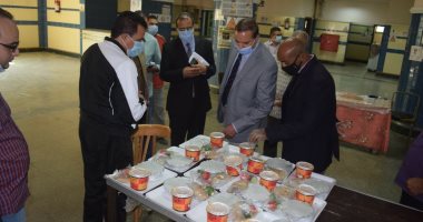 رئيس جامعة سوهاج يتأكد من جودة الأطعمة المقدمة للطلاب بالمطعم المركزى