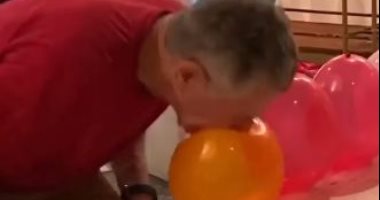 رجل يدخل جينيس برقم غريب.. "فرقع أكبر عدد من البالونات بفمه بدقيقة".. فيديو