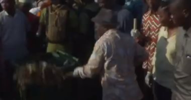 رئيس تنزانيا يحمل القمامة مع الشباب خلال أحياء ذكرى الاستقلال.. فيديو