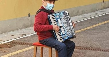 عجوز رومانسى يعزف موسيقى تحت نافذة غرفة زوجته بمستشفى لعلاج كورونا.. فيديو