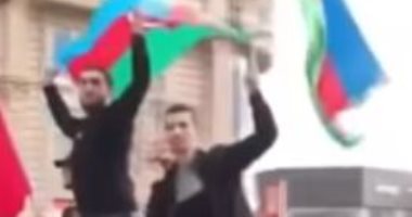 احتفالات بالأعلام والسيارات فى شوارع أذربيجان لوقف القتال في قره باغ.. فيديو