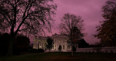 الغسق فوق البيت الأبيض.. سماء واشنطن تتحول إلى اللون البنفسجى.. ألبوم صور