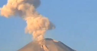 بركان جبل سيميرو فى إندونيسيا يطلق غازات حارقة
