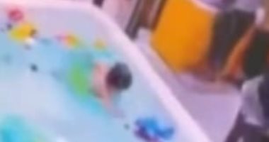 مفيش رقابة.. لحظة غرق طفل بحمام سباحة فى الصين.. فيديو