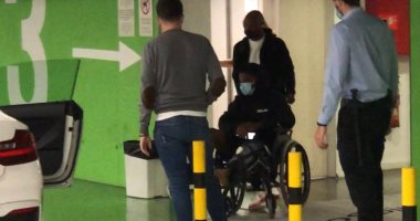 فاتى نجم برشلونة يغادر المستشفى على كرسى متحرك