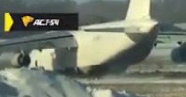 طائرة روسية تخرج عن المدرج أثناء هبوطها اضطراريا بسبب تعطل المحرك.. فيديو  