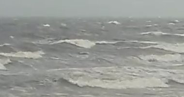 عاصفة ترابية تجتاح بورسعيد ورياح شديدة على شاطئ المتوسط.. فيديو