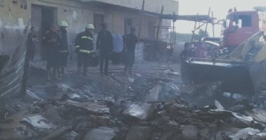 الحماية المدنية بالقليوبية تسيطر على حريق بمخزن مصنع كرتون بقليوب.. صور