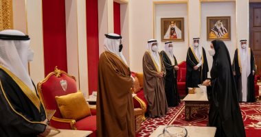 ولى عهد البحرين يقدم العزاء إلى نجل رئيس وزراء المملكة الراحل.. صور