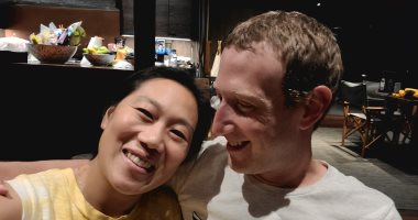 مؤسس فيس بوك يحتفل بمرور 17 عاما على أول لقاء مع زوجته