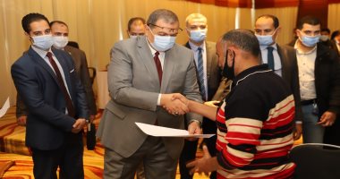 وزير القوى العاملة يسلم 88 عقد عمل لذوى القدرات الخاصة بالإسكندرية 