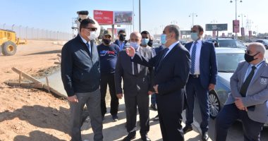 وزير الطيران يتفقد مشروع أسوار التأمين الجديدة المحيطة بمطار القاهرة.. صور 