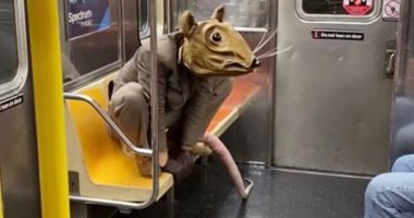 رجل يتخفى فى مترو نيويورك بملابس فأر لضمان التباعد الاجتماعى .. فيديو وصور
