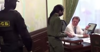 الأمن يفاجئ عمدة مدينة روسية بالاعتقال من داخل مكتبه بتهمة الفساد.. فيديو